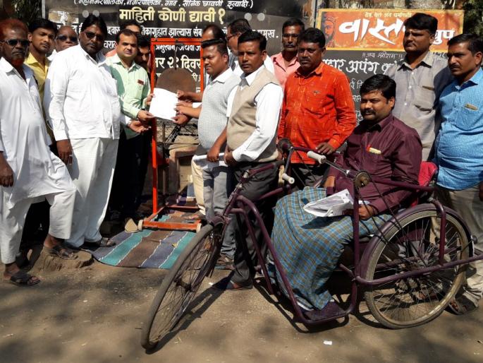 Kopargaon municipality has a broach of Prahar Apang Kranti Sanghatana | कोपरगाव नगरपालिकेसमोर प्रहार अपंग क्रांती संघटनेचा घंटानाद Kopargaon municipality has a broach of Prahar Apang Kranti Sanghatana | कोपरगाव नगरपालिकेसमोर प्रहार अपंग क्रांती संघटनेचा घंटानाद