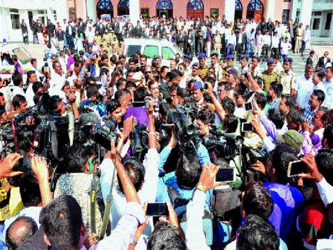 Kopardi case: Welcome everywhere to the funeral, district court verdict | कोपर्डी खटला : नराधमांना फाशीच, जिल्हा न्यायालयाच्या निकालाचे सर्वत्र स्वागत  Kopardi case: Welcome everywhere to the funeral, district court verdict | कोपर्डी खटला : नराधमांना फाशीच, जिल्हा न्यायालयाच्या निकालाचे सर्वत्र स्वागत