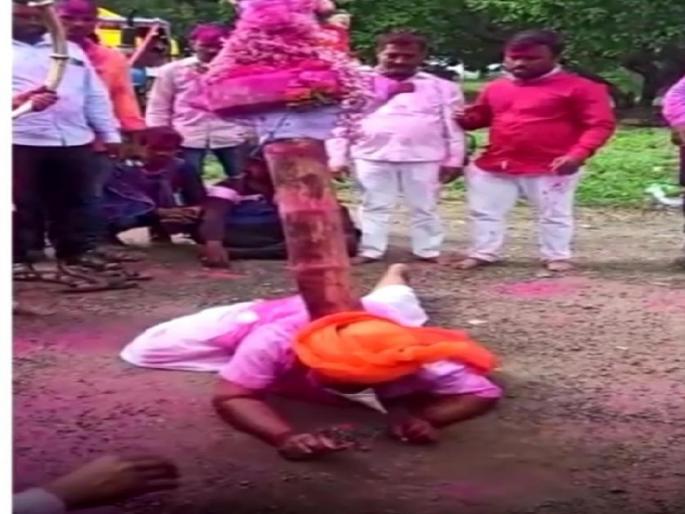 Sasankathi picked up the money note on the ground with his head in Koparde Haveli satara district | अबब..सासनकाठी डोक्यावर घेऊन उचलली जमिनीवरील पैशाची नोट Sasankathi picked up the money note on the ground with his head in Koparde Haveli satara district | अबब..सासनकाठी डोक्यावर घेऊन उचलली जमिनीवरील पैशाची नोट