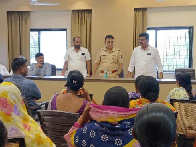Gangster terror in Pohegaon; Beating one; Police Inspector's assurance of action | पोहेगावात गुंडाची दहशत; एकास जबर मारहाण; पोलीस निरीक्षकांचे कारवाईचे आश्वासन Gangster terror in Pohegaon; Beating one; Police Inspector's assurance of action | पोहेगावात गुंडाची दहशत; एकास जबर मारहाण; पोलीस निरीक्षकांचे कारवाईचे आश्वासन