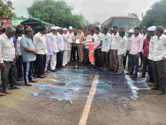 Agitation on Kopargaon Sangamaner road for increase in milk price | दूध दरवाढीसाठी कोपरगाव-संगमनेर रस्त्यावर आंदोलन; ४० रुपये दर देण्याची मागणी Agitation on Kopargaon Sangamaner road for increase in milk price | दूध दरवाढीसाठी कोपरगाव-संगमनेर रस्त्यावर आंदोलन; ४० रुपये दर देण्याची मागणी