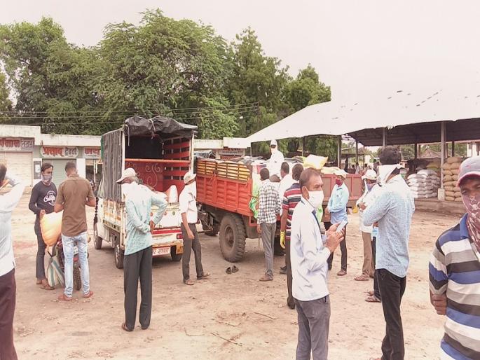 Looting of farmers in the market committee; Loss of one kg per quintal | बाजार समितीत भुसार मालात शेतक-यांची होतेय लूट; क्विंटलमागे एक किलोचा तोटा