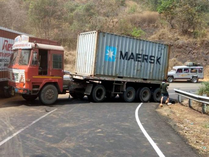Due to the decline of the container, the Mumbaikar Ruktale who came to Shimagotsav | कशेडी घाटात कंटेनर घसरल्याने शिमगोत्सवासाठी येणारे मुंबईकर रखडले Due to the decline of the container, the Mumbaikar Ruktale who came to Shimagotsav | कशेडी घाटात कंटेनर घसरल्याने शिमगोत्सवासाठी येणारे मुंबईकर रखडले