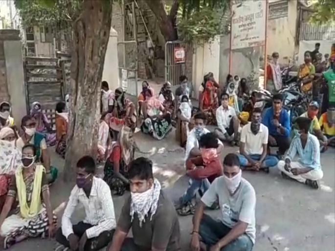 In Kopargaon, vegetable sellers sit in front of the mayor's house | कोपरगावात भाजीपाला विक्रेत्यांचा नगराध्यक्षांच्या घरासमोर ठिय्या 