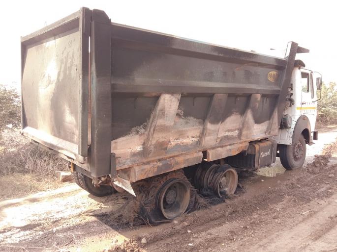 The driver of the burning dumper escaped | बर्निंग डंपरचा थरार;चालक बचावला The driver of the burning dumper escaped | बर्निंग डंपरचा थरार;चालक बचावला