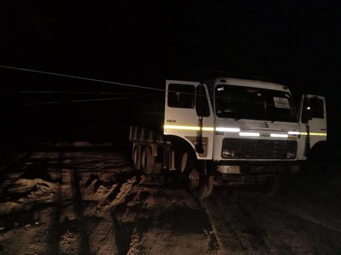 Electric carriers struck the wreckage of a damper; Half the villages in Kopargaon taluka are in the dark for 2 hours | डंपरच्या धडकेने वीज वाहक तारा तुटल्या; कोपरगाव तालुक्यातील निम्मे गावे १६ तासांपासून अंधारात 