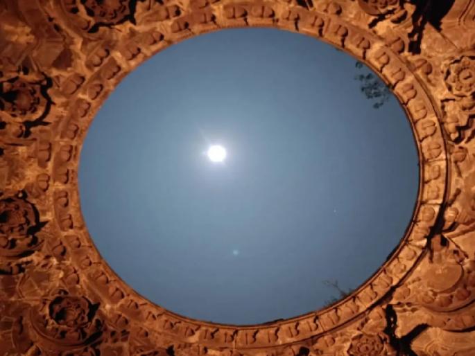 A picturesque coincidence of the circular moon and the moonlight on the stone in the center of the Swargamandapa of the ancient Kopeshwar Temple at Khidrapur on Tripurari Poornima | Kolhapur: 'कोपेश्वर' स्वर्गमंडपाच्या मध्यभागी त्रिपुरारीचा चंद्र, नयनरम्य योगायोग A picturesque coincidence of the circular moon and the moonlight on the stone in the center of the Swargamandapa of the ancient Kopeshwar Temple at Khidrapur on Tripurari Poornima | Kolhapur: 'कोपेश्वर' स्वर्गमंडपाच्या मध्यभागी त्रिपुरारीचा चंद्र, नयनरम्य योगायोग