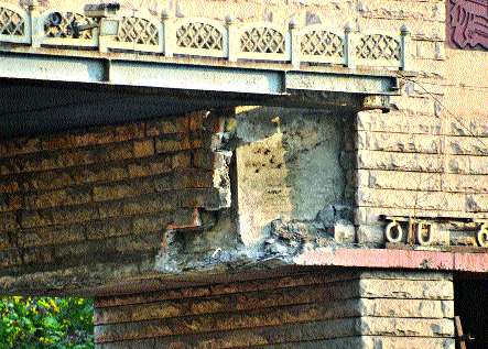 Some parts below the Kopri bridge | कोपरी पुलाखालील काही भाग निखळला Some parts below the Kopri bridge | कोपरी पुलाखालील काही भाग निखळला