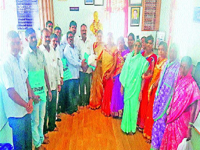 The employees of the Koregaon double-digit Diwali, a thirteenth-floor incremental increase | कोरेगावात कर्मचा-यांची दिवाळी डबल गोड, तीस टक्के घसघशीत वाढ The employees of the Koregaon double-digit Diwali, a thirteenth-floor incremental increase | कोरेगावात कर्मचा-यांची दिवाळी डबल गोड, तीस टक्के घसघशीत वाढ