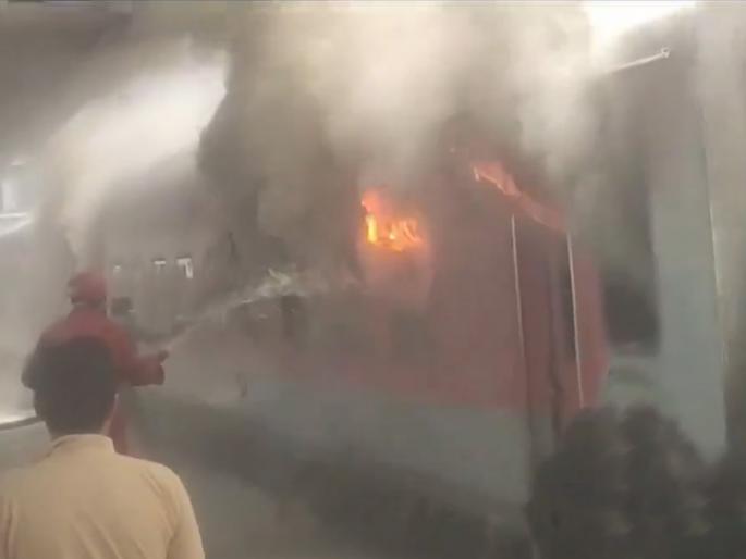 fire broke out in train that was halted at vishakapatnam railway station | भयंकर! कोरबा एक्स्प्रेसच्या ४ बोगींना भीषण आग; ३ एसी बोगी जळून खाक fire broke out in train that was halted at vishakapatnam railway station | भयंकर! कोरबा एक्स्प्रेसच्या ४ बोगींना भीषण आग; ३ एसी बोगी जळून खाक
