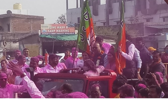 Welcoming Chandrasekhar Bavankule in Koradi | कोराडीत चंद्रशेखर बावनकुळे यांचे जंगी स्वागत