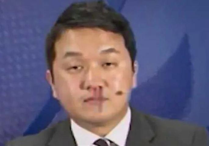 korea live tv show anchor jo hyun il nosebleed camera rolled on viral video | Video: न्यूज अँकरच्या नाकातून रक्त येत होते, मात्र न थांबता केला Live TV Show... korea live tv show anchor jo hyun il nosebleed camera rolled on viral video | Video: न्यूज अँकरच्या नाकातून रक्त येत होते, मात्र न थांबता केला Live TV Show...