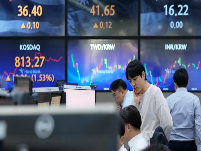 Chaos in the stock market around the world Big decline in Japan s Nikkei after 1987 lower circuit in Korean market | जगभरातील शेअर बाजारांत हाहाकार! १९८७ नंतर जपानच्या Nikkei मध्ये मोठी घसरण, कोरियाच्या मार्केटमध्ये लोअर सर्किट