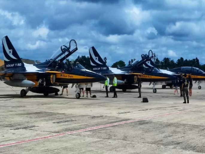 Kolkata Airport: 'Korean war planes' suddenly landed at Kolkata Airport, what exactly happened..? | Kolkata Airport: कोलकाता विमानतळावर अचानक उतरले 'कोरियन युद्ध विमाने', नेमकं काय झालं..? Kolkata Airport: 'Korean war planes' suddenly landed at Kolkata Airport, what exactly happened..? | Kolkata Airport: कोलकाता विमानतळावर अचानक उतरले 'कोरियन युद्ध विमाने', नेमकं काय झालं..?