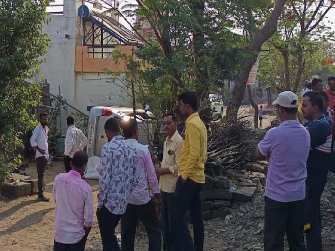 A person sleeping on the roof of a house was crushed by a police officer's car in koregaon satara | Satara: घराच्या ओट्यावर झोपलेल्या व्यक्तीला पोलिस कर्मचाऱ्याच्या कारने चिरडले A person sleeping on the roof of a house was crushed by a police officer's car in koregaon satara | Satara: घराच्या ओट्यावर झोपलेल्या व्यक्तीला पोलिस कर्मचाऱ्याच्या कारने चिरडले