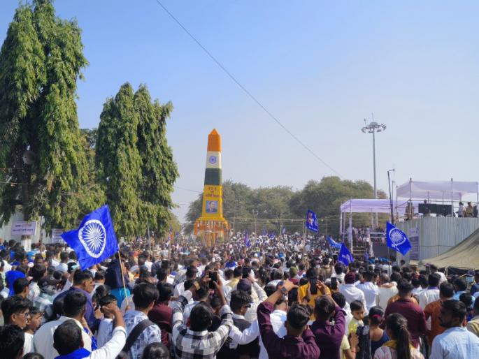 lakhs flowed in Koregaon Bhima Tribute to Vijaya Stambha by citizens | कोरेगाव भीमात लोटला लाखोंचा भीमसागर; नागरिकांकडून विजयस्तंभास मानवंदना