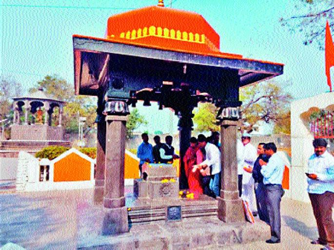 The period of social turmoil started, both the community gathered together | वढूतील सामाजिक वादाला पूर्णविराम , दोन्ही समाजाची एकत्रित बैैठक The period of social turmoil started, both the community gathered together | वढूतील सामाजिक वादाला पूर्णविराम , दोन्ही समाजाची एकत्रित बैैठक