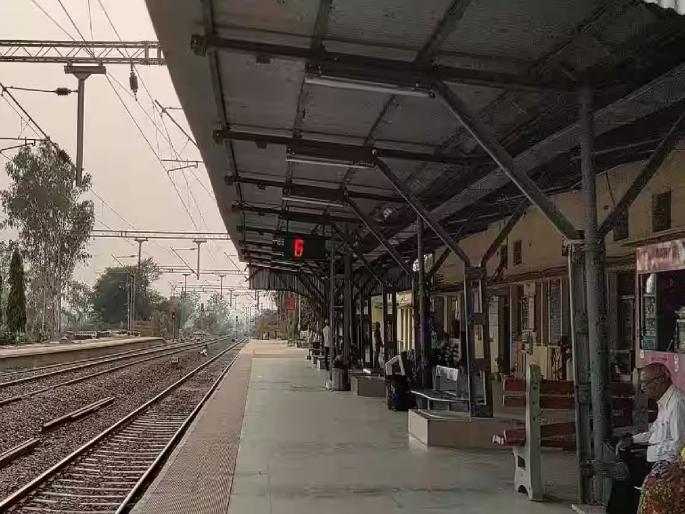 Railway police attacked in Koregaon while drinking alcohol on platform; Three arrested | प्लॅटफॉर्मवर दारू पिताना हटकले, कोरेगावात रेल्वे पोलिसावर हल्ला; तिघांना अटक Railway police attacked in Koregaon while drinking alcohol on platform; Three arrested | प्लॅटफॉर्मवर दारू पिताना हटकले, कोरेगावात रेल्वे पोलिसावर हल्ला; तिघांना अटक