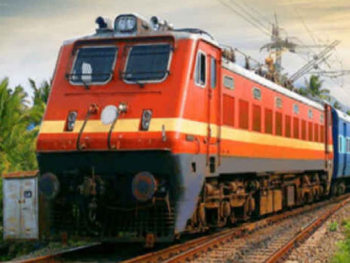 Stones pelted on train in Koregaon, woman mangalsutra theft Incident on Pune Kolhapur Express | कोरेगावात रेल्वेवर दगडफेक, महिलेचे मंगळसूत्र लंपास; पुणे-कोल्हापूर एक्स्प्रेसमधील प्रकार Stones pelted on train in Koregaon, woman mangalsutra theft Incident on Pune Kolhapur Express | कोरेगावात रेल्वेवर दगडफेक, महिलेचे मंगळसूत्र लंपास; पुणे-कोल्हापूर एक्स्प्रेसमधील प्रकार