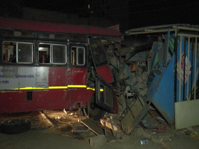 st bus accident due to driver mistake, 21 people injured | चालकाला डुलकी, एसटी घुसली दुकानात, २१ जण जखमी st bus accident due to driver mistake, 21 people injured | चालकाला डुलकी, एसटी घुसली दुकानात, २१ जण जखमी