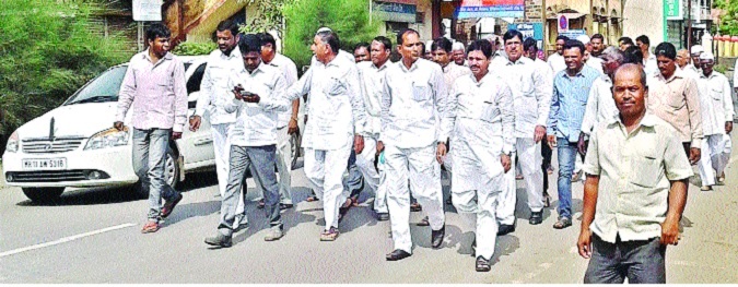 Congress meeting in Chhattisgarh: Opposition parties in Chhattisgarh | काँग्रेसच्या बैठकीत गोंधळ--कोरेगावात व्यासपीठावर धक्काबुक्की- कार्यकर्त्यांमधील मतभेद चव्हाट्यावर Congress meeting in Chhattisgarh: Opposition parties in Chhattisgarh | काँग्रेसच्या बैठकीत गोंधळ--कोरेगावात व्यासपीठावर धक्काबुक्की- कार्यकर्त्यांमधील मतभेद चव्हाट्यावर