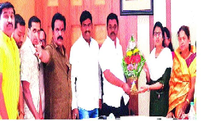 Dunka-Rajbhau Barge in Coorgaon state in the hawk-free cities | हागणदारीमुक्त शहरांमध्ये कोरेगावचा राज्यात डंका -राजाभाऊ बर्गे Dunka-Rajbhau Barge in Coorgaon state in the hawk-free cities | हागणदारीमुक्त शहरांमध्ये कोरेगावचा राज्यात डंका -राजाभाऊ बर्गे