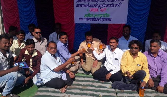 The fast-moving fastdown to Corpavali is finally back | कोरपावली येथे रस्ता दुरुस्तीसाठी सुरू केलेले उपोषण अखेर मागे The fast-moving fastdown to Corpavali is finally back | कोरपावली येथे रस्ता दुरुस्तीसाठी सुरू केलेले उपोषण अखेर मागे