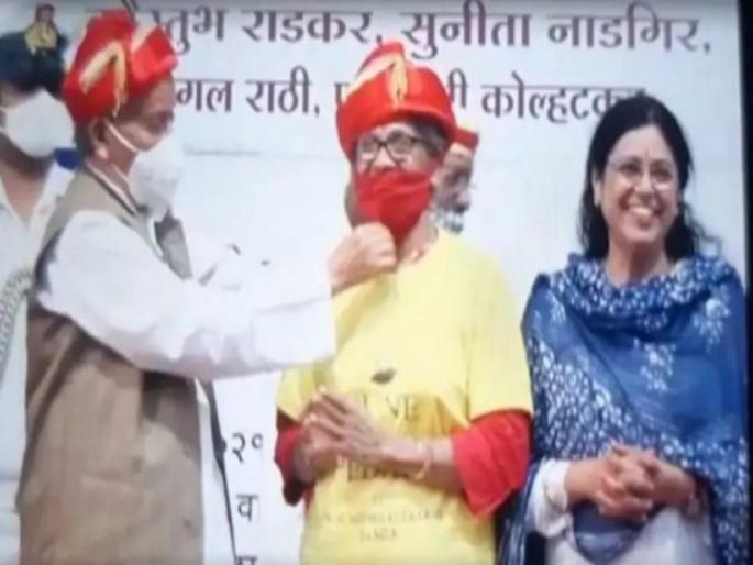 In Pune, the governor pulled down the mask of a 'chucky' woman on the stage | पुण्यात राज्यपालांनी भर स्टेजवर 'चक्क' महिलेचा मास्कच खाली ओढला In Pune, the governor pulled down the mask of a 'chucky' woman on the stage | पुण्यात राज्यपालांनी भर स्टेजवर 'चक्क' महिलेचा मास्कच खाली ओढला