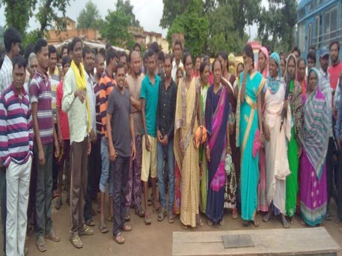 electricity problem at kotgul | कोटगुलमध्ये वीज समस्येविरोधात गावकरी रस्त्यावर electricity problem at kotgul | कोटगुलमध्ये वीज समस्येविरोधात गावकरी रस्त्यावर