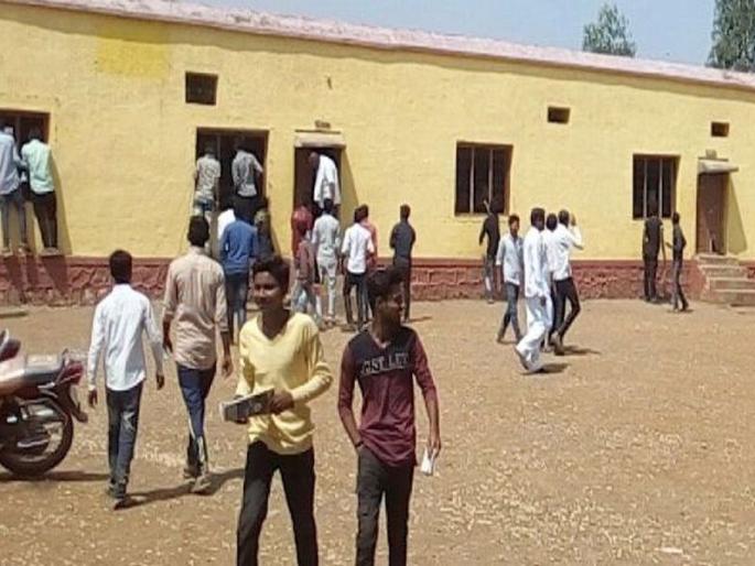 Kothari's 'Adarsh' examination center, the collection of copies, the nature of the jatre came to the school premises | कोठारीच्या ‘आदर्श’ परीक्षा केंद्रावर कॉप्यांचा सुळसुळाट,  शाळा परिसराला आले जत्रेचे स्वरूप