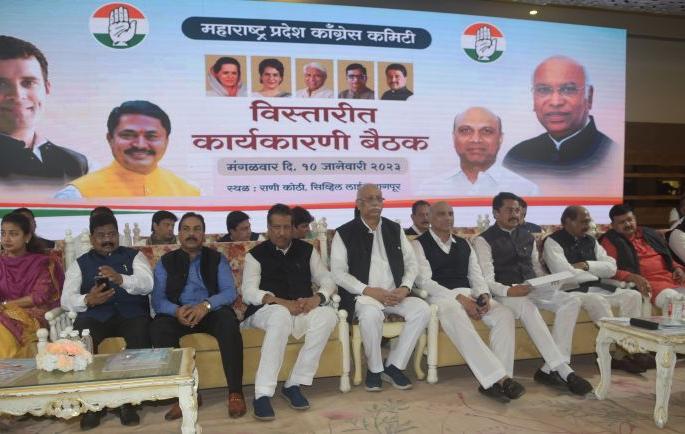Resolution of loan waiver to farmers in state congress meeting | प्रदेश काँग्रेसच्या बैठकीत शेतकऱ्यांना कर्ज माफीचा ठराव Resolution of loan waiver to farmers in state congress meeting | प्रदेश काँग्रेसच्या बैठकीत शेतकऱ्यांना कर्ज माफीचा ठराव