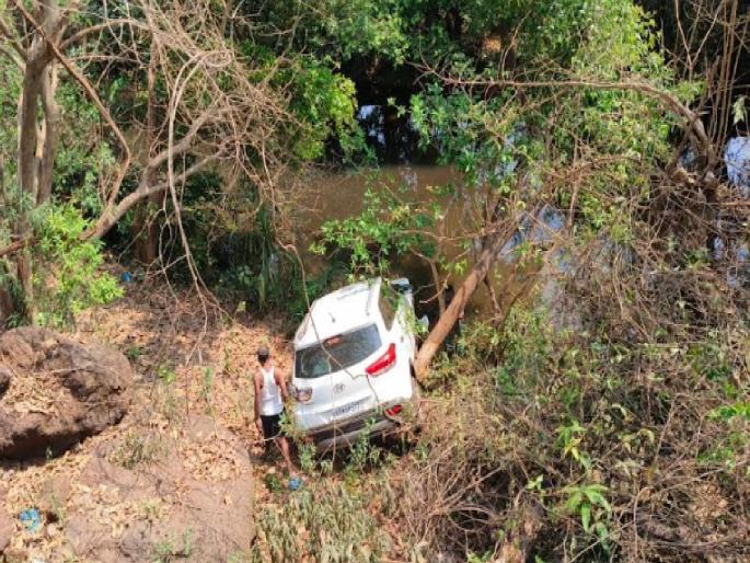 Businessman dies after car falls into ravine after driver loses control | Ratnagiri: चालकाचा ताबा सुटून कार दरीत कोसळली, चिरेखाण व्यावसायिकाचा मृत्यू Businessman dies after car falls into ravine after driver loses control | Ratnagiri: चालकाचा ताबा सुटून कार दरीत कोसळली, चिरेखाण व्यावसायिकाचा मृत्यू