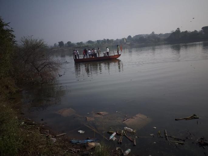 Car sinks on Kotul bridge; Car driver killed, two rescued | कोतूळ पुलावर कार बुडाली; कार चालकाचा बळी, दोघे बचावले Car sinks on Kotul bridge; Car driver killed, two rescued | कोतूळ पुलावर कार बुडाली; कार चालकाचा बळी, दोघे बचावले