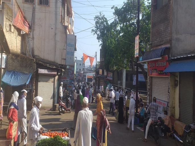 Lockdown at Kotol City at twelve o'clock; The crowd of one and a half thousand people in the market | कोतूळ शहरात लॉकडाऊनचे वाजले बारा; बाजारात दीड हजार लोकांची गर्दी  Lockdown at Kotol City at twelve o'clock; The crowd of one and a half thousand people in the market | कोतूळ शहरात लॉकडाऊनचे वाजले बारा; बाजारात दीड हजार लोकांची गर्दी