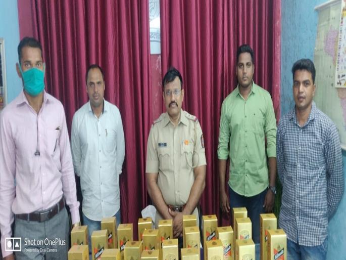Smuggling of liquor from a fruit transport vehicle; Both arrested | फळ वाहतुकीच्या वाहनातून दारुची तस्करी; दोघांना अटक Smuggling of liquor from a fruit transport vehicle; Both arrested | फळ वाहतुकीच्या वाहनातून दारुची तस्करी; दोघांना अटक
