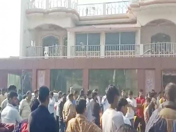 The nephew of Modi government minister Kaushal Kishore committed suicide, hanged himself at home | मोदी सरकारमधील मंत्री कौशल किशोर यांच्या पुतण्याने केली आत्महत्या, घरातच घेतला गळफास The nephew of Modi government minister Kaushal Kishore committed suicide, hanged himself at home | मोदी सरकारमधील मंत्री कौशल किशोर यांच्या पुतण्याने केली आत्महत्या, घरातच घेतला गळफास