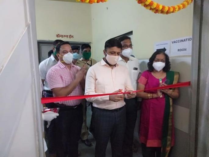 Corona's black night is over; Kalyan- Vaccination started in Dombivali | कोरोनाची काळी रात्र संपली; कल्याण- डोंबिवलीत लसीकरणास सुरवात Corona's black night is over; Kalyan- Vaccination started in Dombivali | कोरोनाची काळी रात्र संपली; कल्याण- डोंबिवलीत लसीकरणास सुरवात
