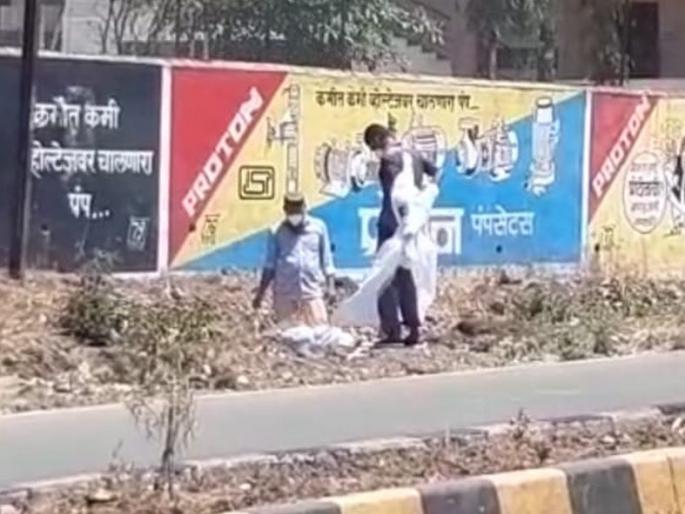 Garbage from Kovid Center in Buldana town was burnt on the road | बुलडाणा शहरात कोवीड सेंटरमधील कचरा रस्त्यावर जाळला Garbage from Kovid Center in Buldana town was burnt on the road | बुलडाणा शहरात कोवीड सेंटरमधील कचरा रस्त्यावर जाळला