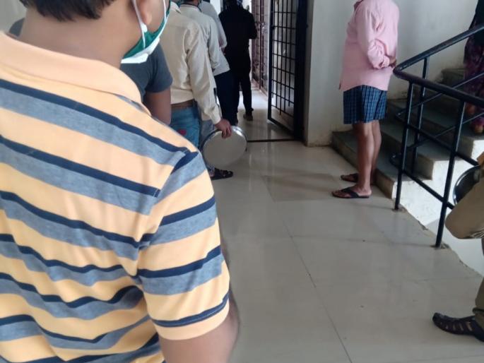 Here the negative ones fear the positive, the picture in the segregation center | इथं निगेटिव्हवाल्यांना पॉझिटिव्हची भीती, अलगीकरण केंद्रातील चित्र Here the negative ones fear the positive, the picture in the segregation center | इथं निगेटिव्हवाल्यांना पॉझिटिव्हची भीती, अलगीकरण केंद्रातील चित्र