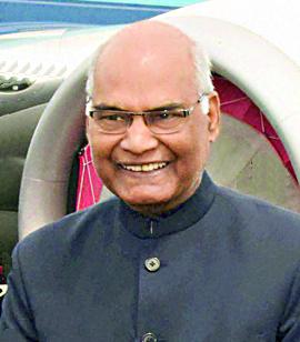 The President took the open stand in the rainy season |  मुसळधार  पावसात उभे राहून राष्ट्रपतींनी स्वीकारली सलामी