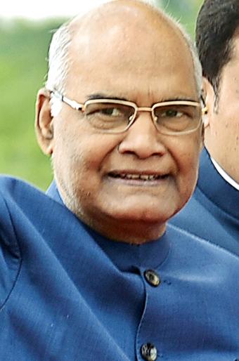 The President reached the road 10 minutes before the helicopter | राष्ट्रपती हेलिकॉप्टरपेक्षा रस्त्याने १० मिनिटांपूर्वीच पोहोचले