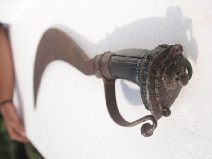 As the teacher told to cut the hair, a student absconded, absconded | केस कापायला सांगितले म्हणून शिक्षकावर कोयत्याने वार , विद्यार्थी फरार