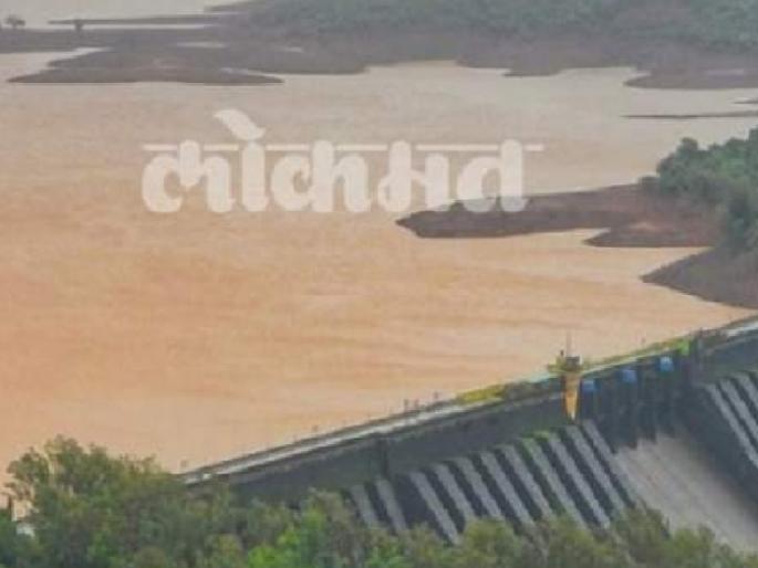 Water theft from dam for Jihe Kathapur scheme, The farmers are not satisfied in the discussion with the Satara Collector | Satara: धरणांतील पाण्याबाबत ‘स्वाभिमानी’ची जिल्हाधिकाऱ्यांबरोबर चर्चा; समाधान नाहीच.. Water theft from dam for Jihe Kathapur scheme, The farmers are not satisfied in the discussion with the Satara Collector | Satara: धरणांतील पाण्याबाबत ‘स्वाभिमानी’ची जिल्हाधिकाऱ्यांबरोबर चर्चा; समाधान नाहीच..