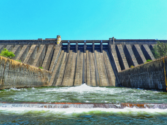 Sangli Irrigation Department starts releasing 3100 cusecs of water from Koyna Dam due to increased irrigation demand | Satara: सांगलीतील सिंचनासाठी कोयनेतून जादा पाण्याचा विसर्ग, विमोचक द्वार खुले  Sangli Irrigation Department starts releasing 3100 cusecs of water from Koyna Dam due to increased irrigation demand | Satara: सांगलीतील सिंचनासाठी कोयनेतून जादा पाण्याचा विसर्ग, विमोचक द्वार खुले