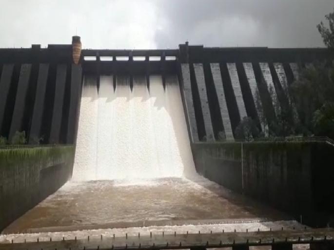 32 thousand cusecs discharge from Koyna dam; There will be an increase in the water level of Krishna river | कोयनेतून ३२ हजार क्युसेकने विसर्ग सुरु; कृष्णेच्या पाणीपातळीत वाढ होणार 32 thousand cusecs discharge from Koyna dam; There will be an increase in the water level of Krishna river | कोयनेतून ३२ हजार क्युसेकने विसर्ग सुरु; कृष्णेच्या पाणीपातळीत वाढ होणार