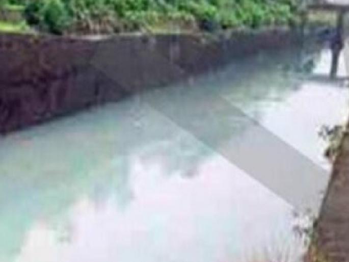 White tawang on the Koyna river flowing from Pimpli | Ratnagiri: कोयना अवजलच्या पाण्यावर पांढरा तवंग, कोणत्या कंपनीचे सांडपाणी? White tawang on the Koyna river flowing from Pimpli | Ratnagiri: कोयना अवजलच्या पाण्यावर पांढरा तवंग, कोणत्या कंपनीचे सांडपाणी?