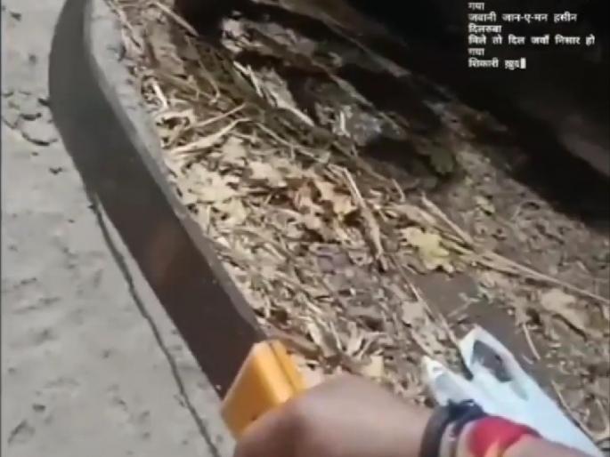 ‘You are breaking the law.. video viral on social media, police arrested youth in pimpri | "तुम कानून तोड रहे हो..."; या फिल्मी डायलॉगसह हातात कोयता घेत सोशल मीडियावर व्हिडिओ व्हायरल ‘You are breaking the law.. video viral on social media, police arrested youth in pimpri | "तुम कानून तोड रहे हो..."; या फिल्मी डायलॉगसह हातात कोयता घेत सोशल मीडियावर व्हिडिओ व्हायरल