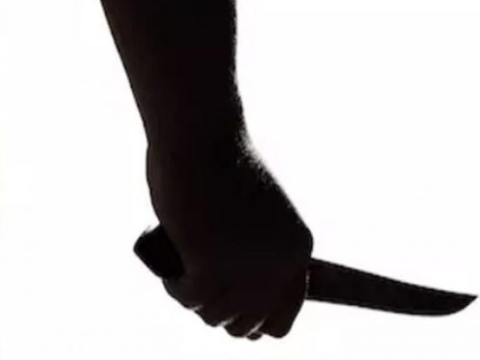 Spit on the boy with a spoon | अंगावर थुंकल्याने तरुणावर कोयत्याने वार Spit on the boy with a spoon | अंगावर थुंकल्याने तरुणावर कोयत्याने वार