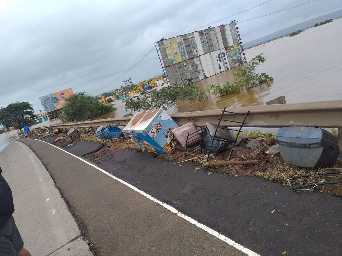 A broken world; Expenditure on the highway washed away, the device was destroyed | मोडून पडला संसार; महामार्गावर प्रापंचिक साहित्याचा खच, डिव्हायडरही उखडले