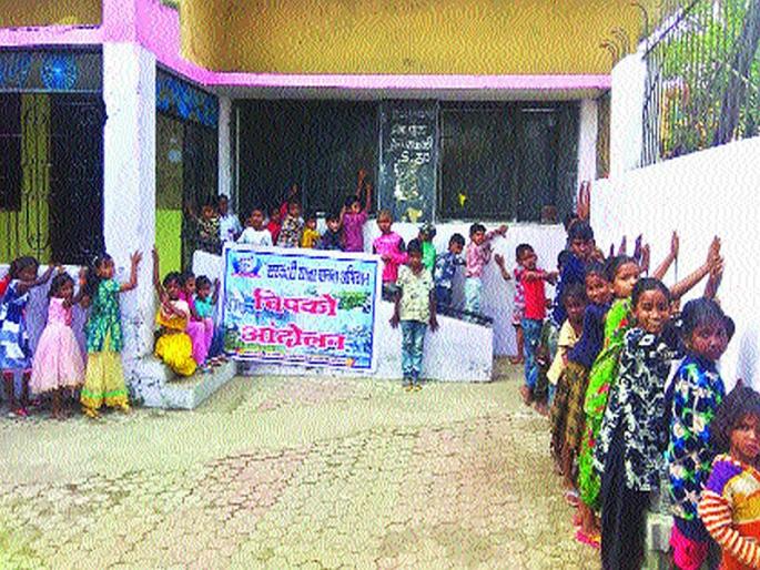 Chipko agitation in Nagpur to save Marathi school | मराठी शाळा वाचविण्यासाठी नागपुरात ‘चिपको आंदोलन’ Chipko agitation in Nagpur to save Marathi school | मराठी शाळा वाचविण्यासाठी नागपुरात ‘चिपको आंदोलन’